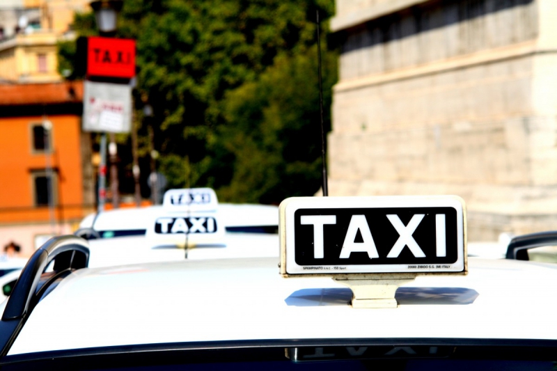 taxis-BESSE SUR ISSOLE-min_taxi_auto_rome_road_white-1051610